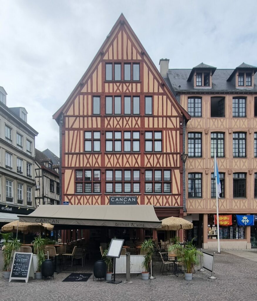 Plade du vieux-Marché Rouen città museo della normandia.